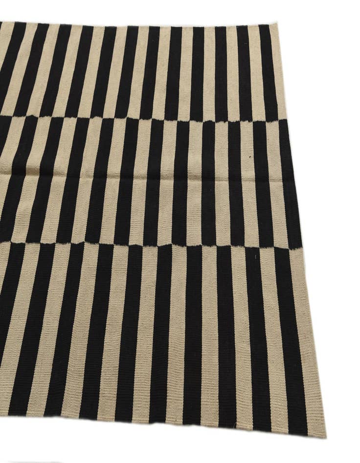 Detail image of 4' 3 x 6'  Hand Woven Kilim Modern Wool Rug