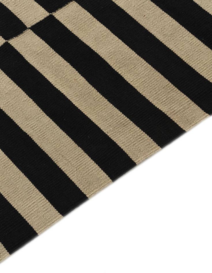 Detail image of 4' 3 x 6'  Hand Woven Kilim Modern Wool Rug