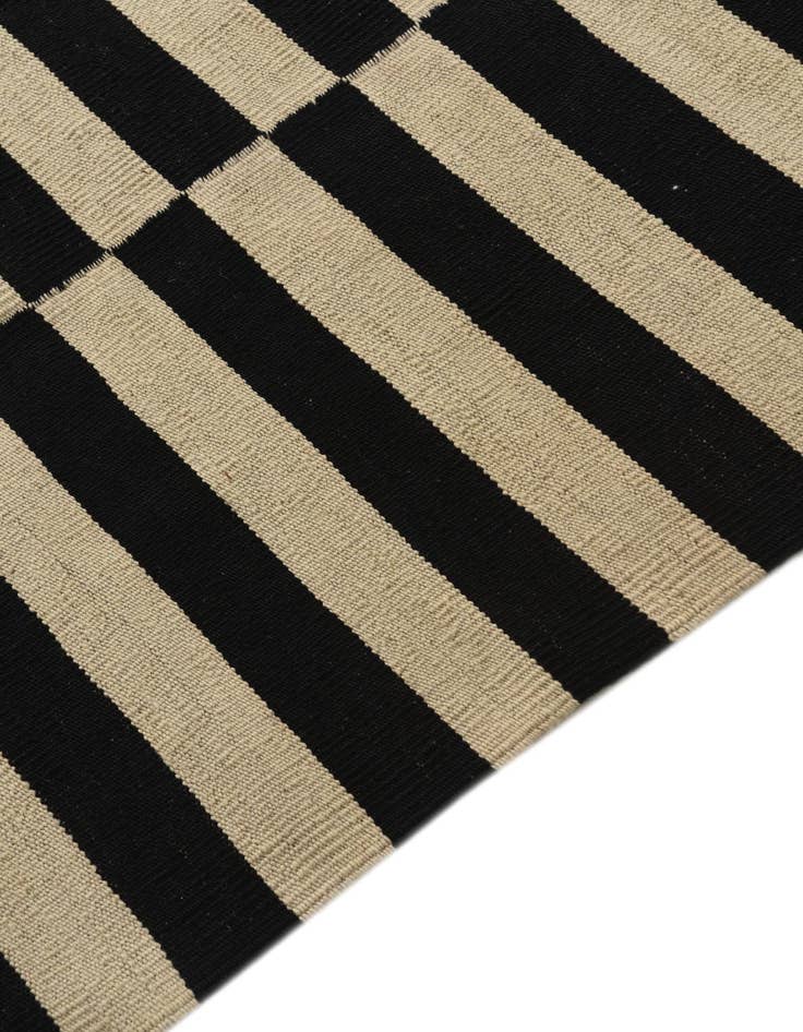 Detail image of 4' 3 x 6'  Hand Woven Kilim Modern Wool Rug