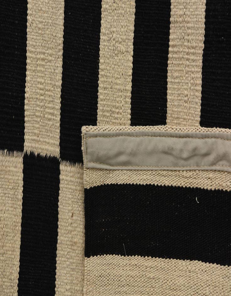 Detail image of 4' 3 x 6'  Hand Woven Kilim Modern Wool Rug