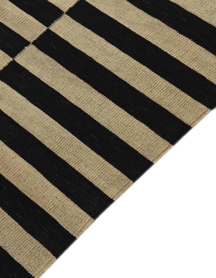 Detail image of 4' 3 x 6'  Hand Woven Kilim Modern Wool Rug