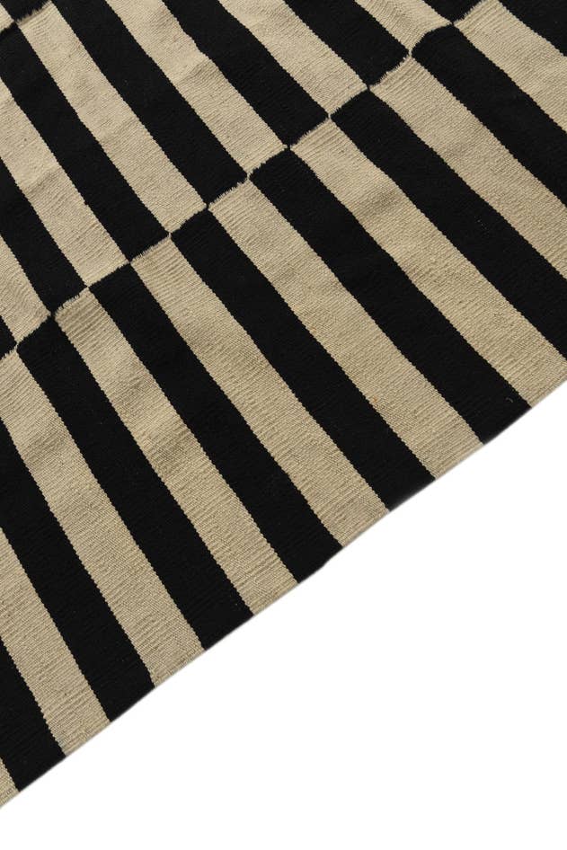 Detail image of 5' 5 x 7' 8 Hand Woven Kilim Modern Wool Rug