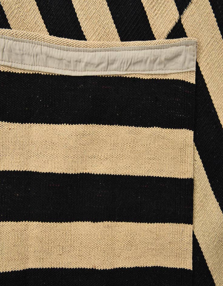 Detail image of 5' 9 x 7' 9  Hand Woven Kilim Modern Wool Rug