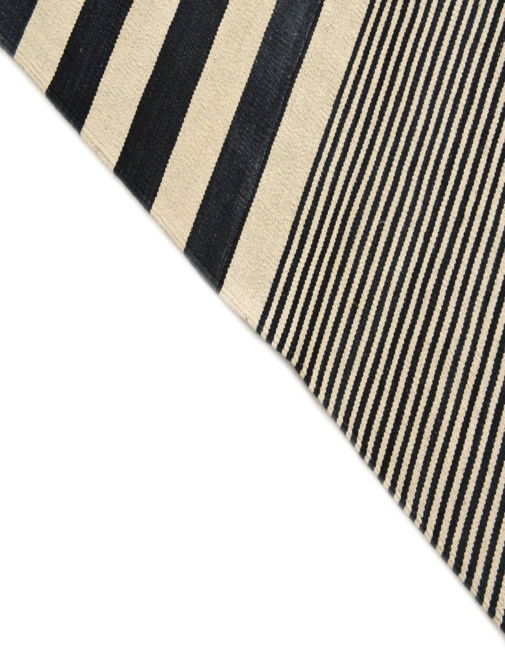 Detail image of 5' 9 x 7' 9  Hand Woven Kilim Modern Wool Rug