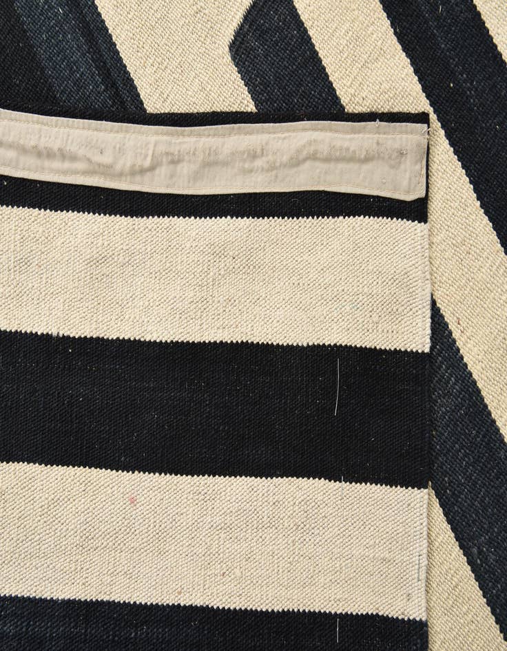 Detail image of 5' 9 x 7' 9  Hand Woven Kilim Modern Wool Rug