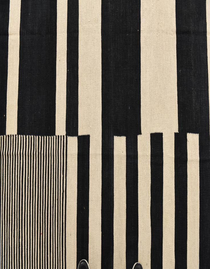 Detail image of 8' 6 x 9' 9  Hand Woven Kilim Modern Wool Rug