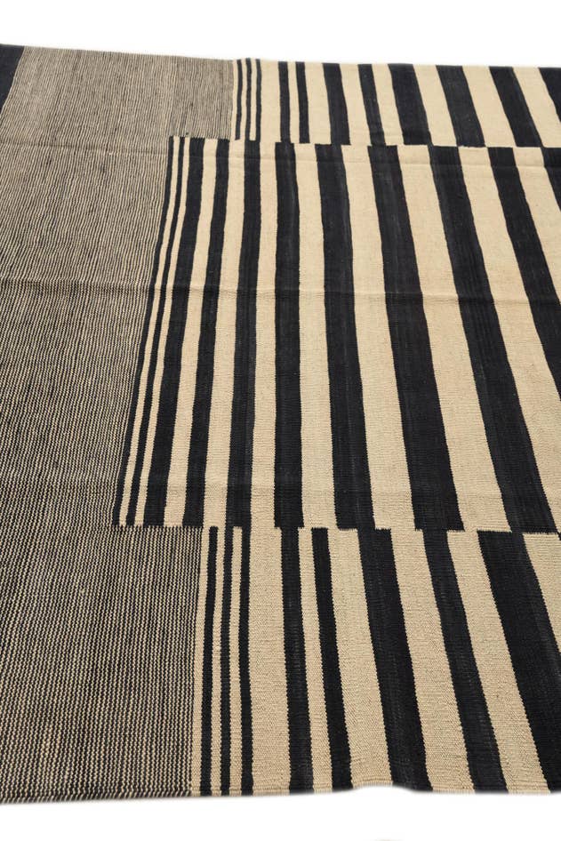 Detail image of 6' 10 x 9' 8 Hand Woven Kilim Modern Wool Rug
