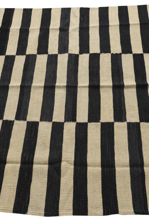 Detail image of 4' 3 x 6' Hand Woven Kilim Modern Wool Rug