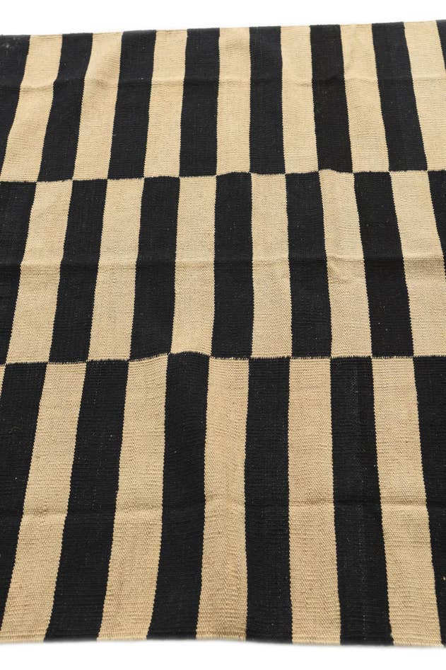 Detail image of 4' 1 x 5' 10 Hand Woven Kilim Modern Wool Rug