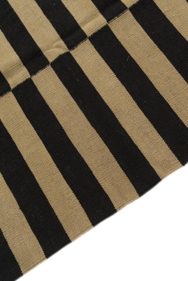 Detail image of 4' 2 x 5' 10 Hand Woven Kilim Modern Wool Rug