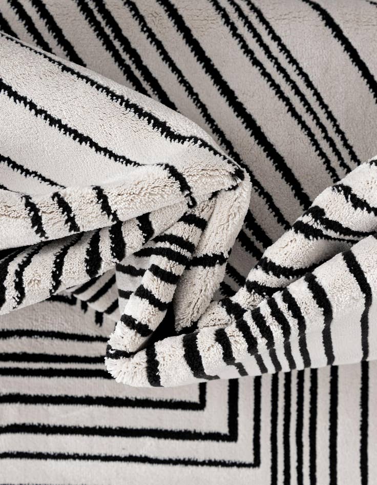 Detail image of 6' 1 x 9' Milano Rug