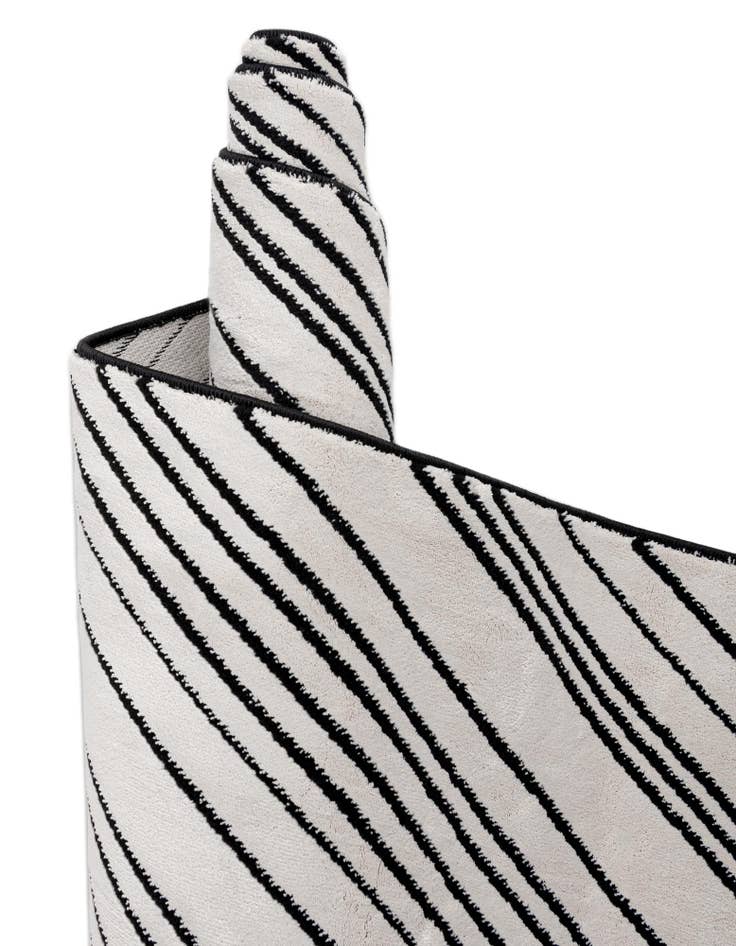 Detail image of 6' 1 x 9' Milano Rug