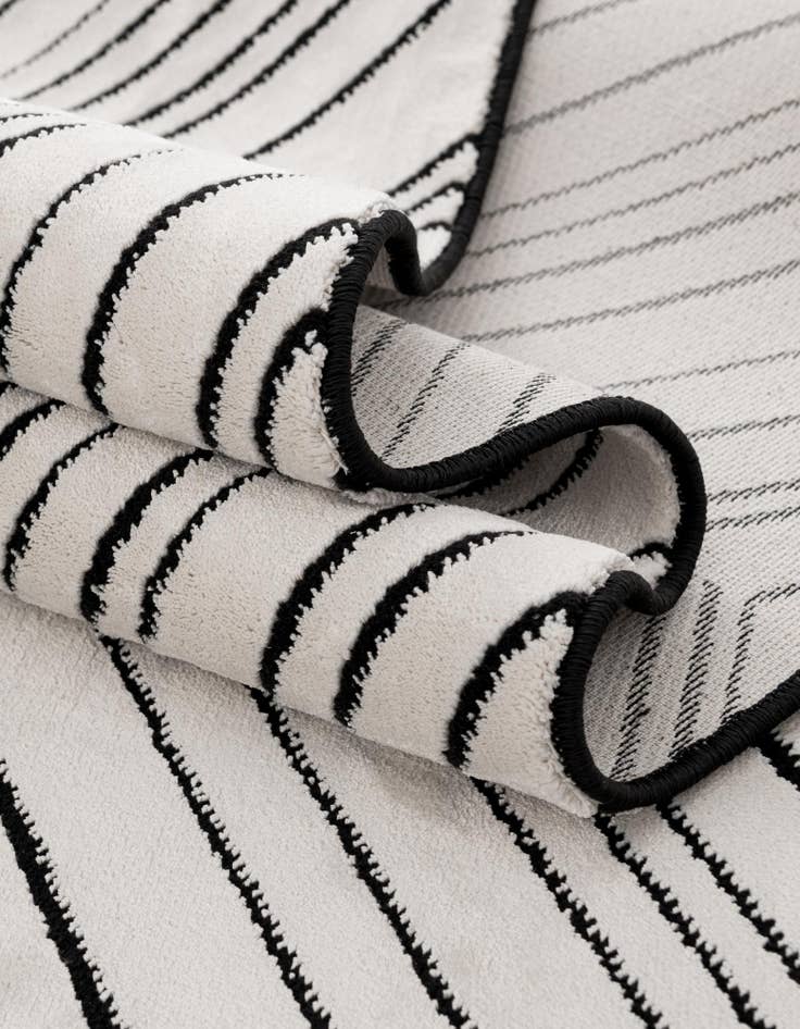 Detail image of 6' 1 x 9' Milano Rug