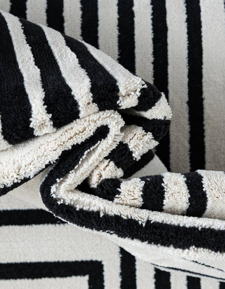 Detail image of 7' x 10' Milano Rug