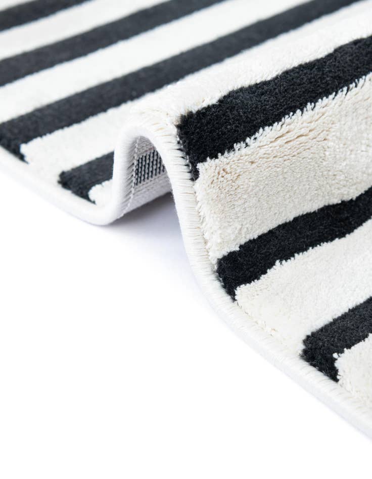 Detail image of 7' x 10' Milano Rug