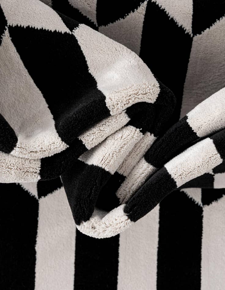 Detail image of 7' 1 x 10' Milano Rug