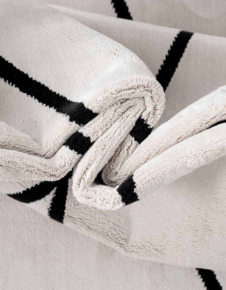 Detail image of 6' 1 x 9' Milano Rug