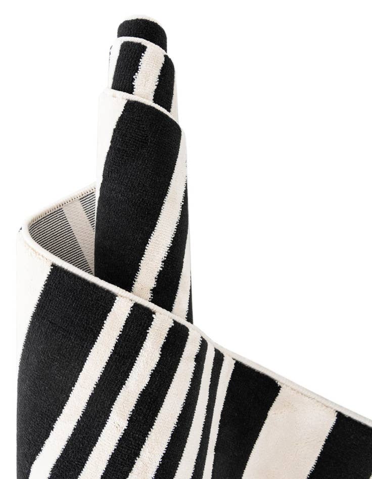 Detail image of 6' 4 x 9' Milano Rug
