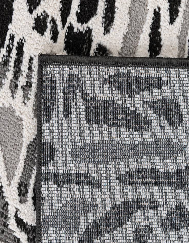 Detail image of 5' x 7' 4 Oasis Rug