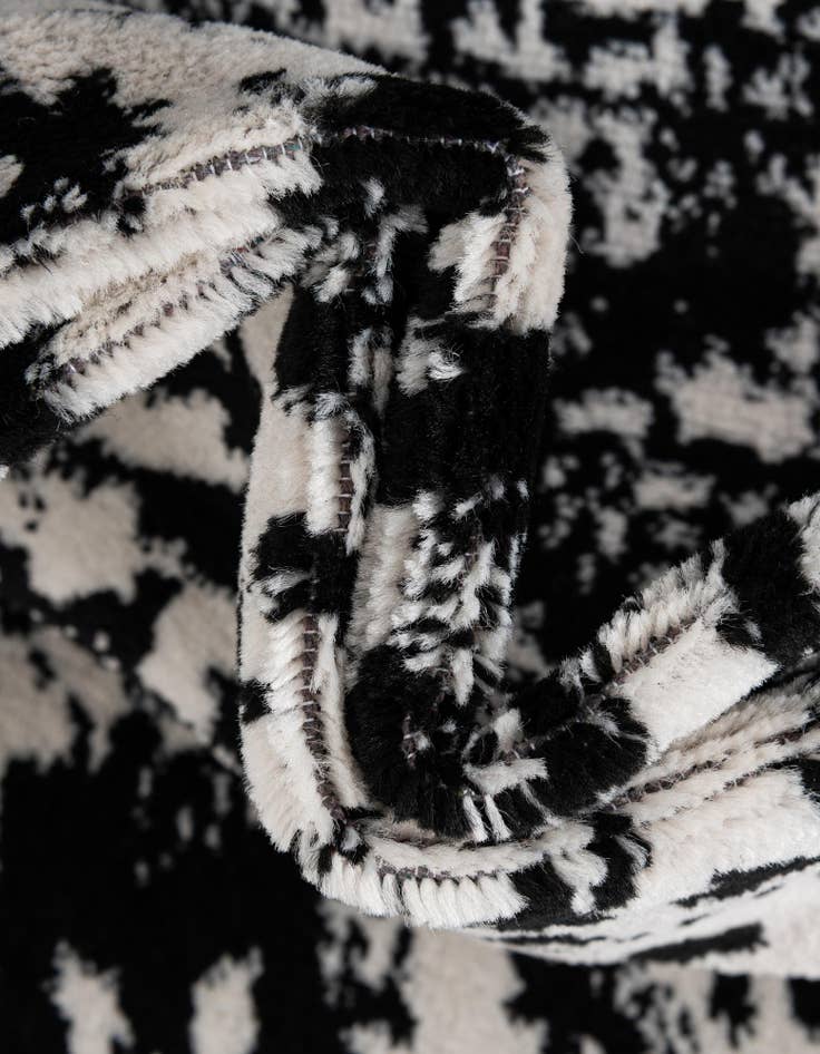 Detail image of 2' 2 x 3' Oregon Rug