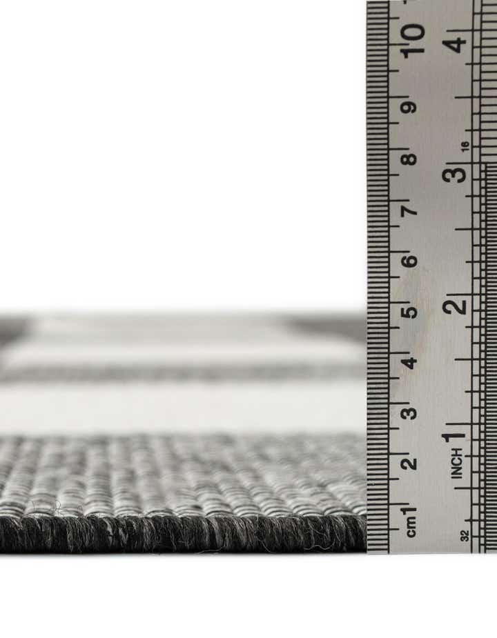 6' x 9' Easy-Clean Checkered Indoor / Outdoor Rug