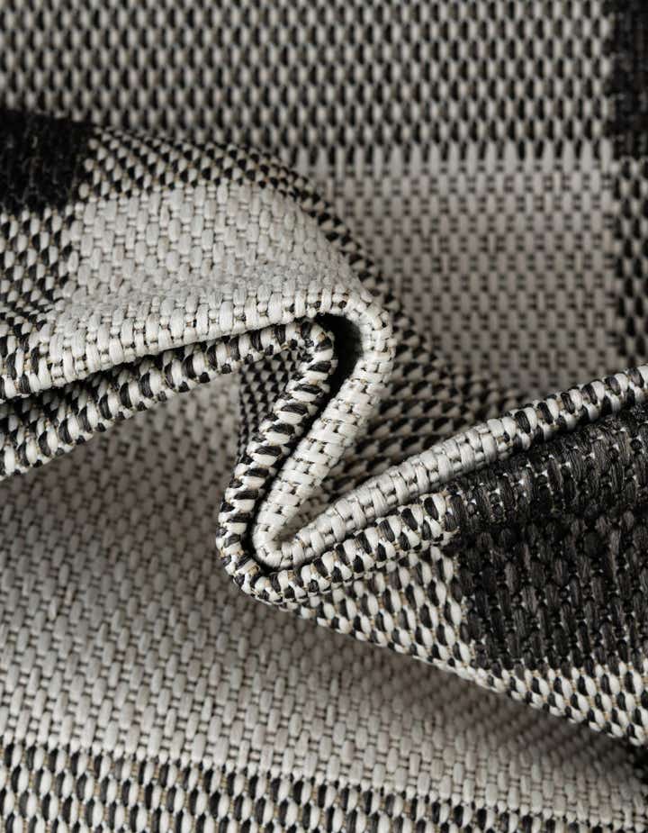 6' x 9' Easy-Clean Checkered Indoor / Outdoor Rug