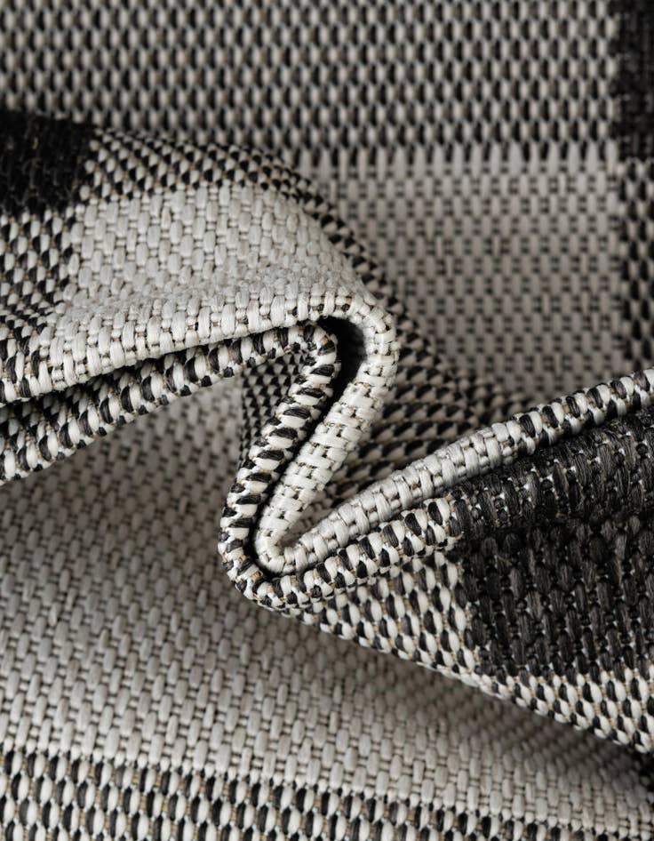 Detail image of 6' x 9' Easy-Clean Checkered Indoor / Outdoor Rug