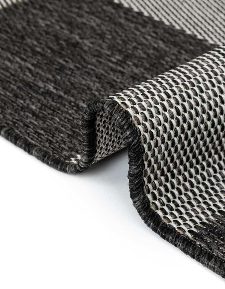 6' x 9' Easy-Clean Checkered Indoor / Outdoor Rug