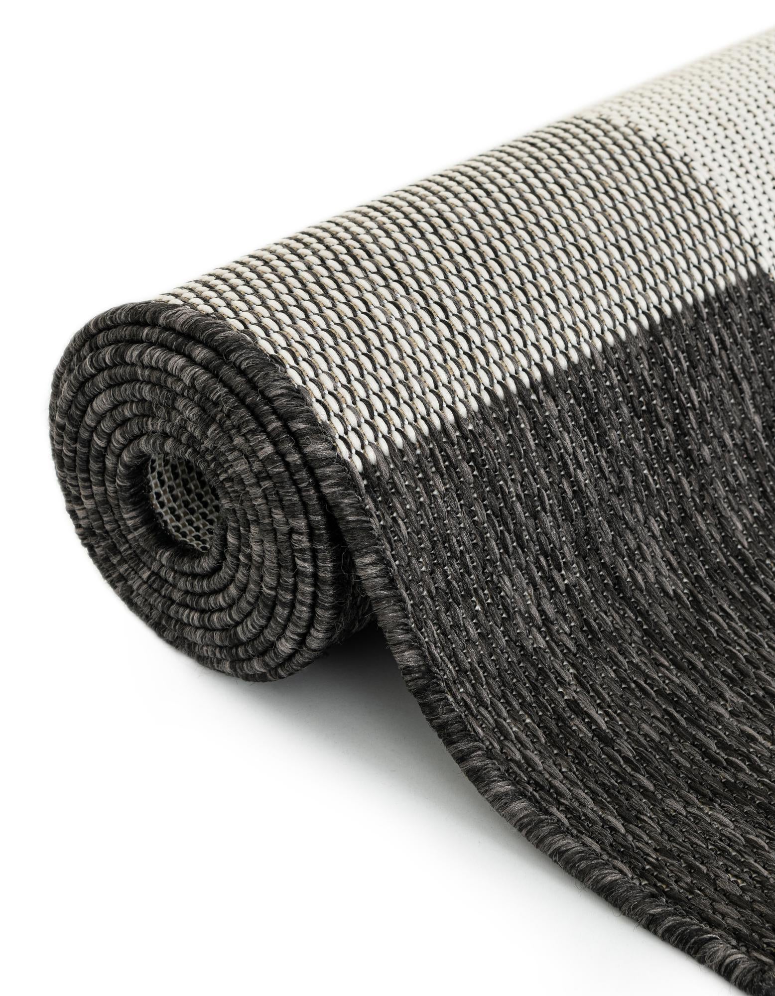 6' x 9' Easy-Clean Checkered Indoor / Outdoor Rug