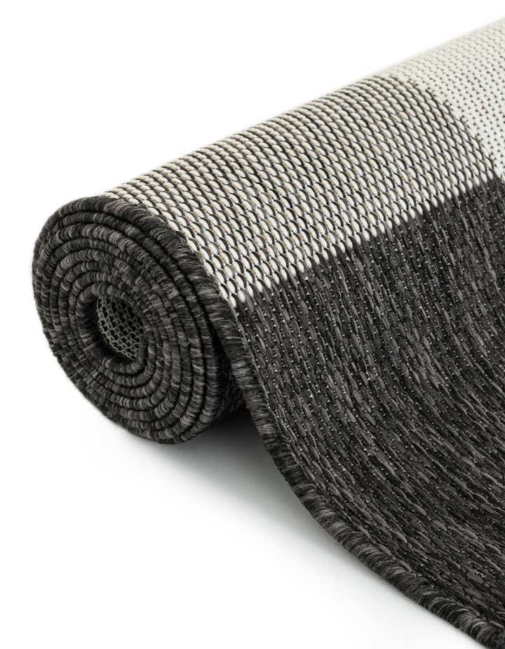 6' x 9' Easy-Clean Checkered Indoor / Outdoor Rug