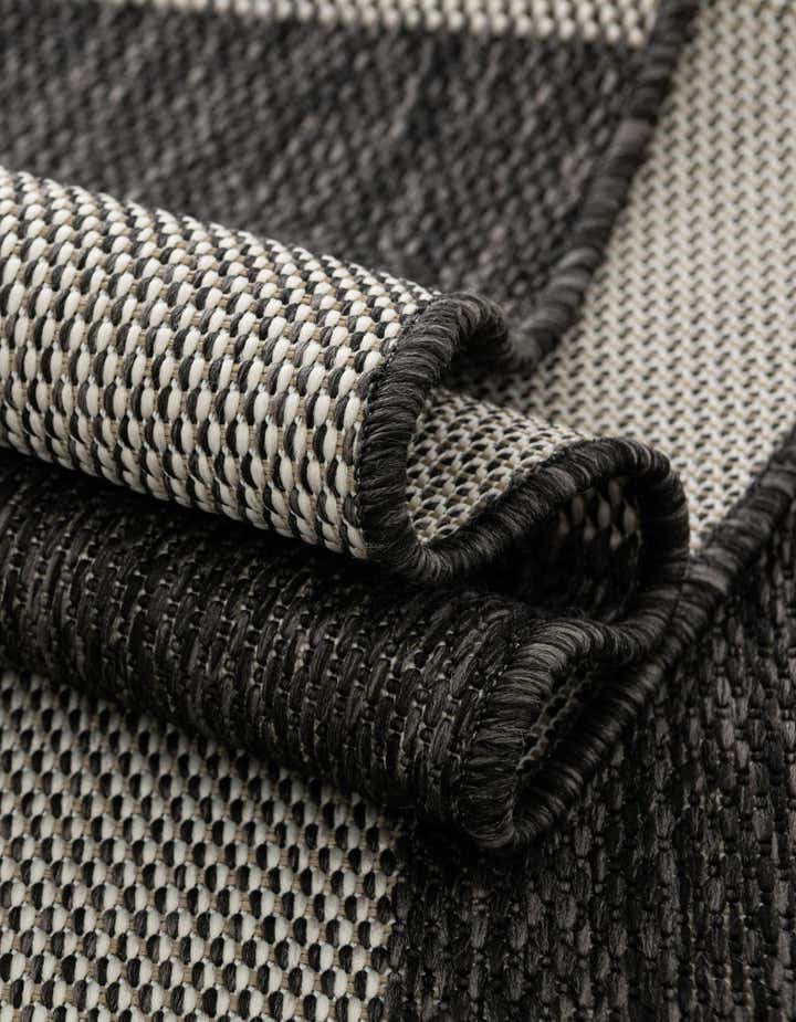 6' x 9' Easy-Clean Checkered Indoor / Outdoor Rug