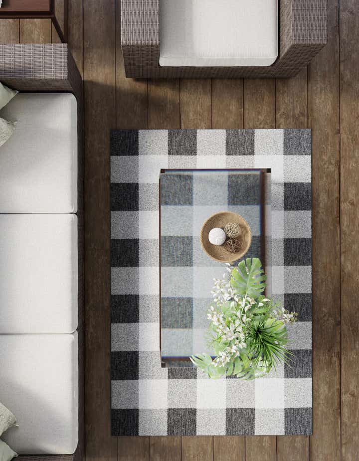 6' x 9' Easy-Clean Checkered Indoor / Outdoor Rug