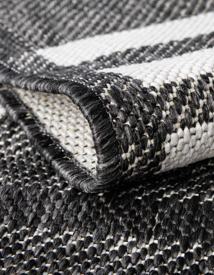 Detail image of 4' x 6' Easy-Clean Checkered Indoor / Outdoor Rug