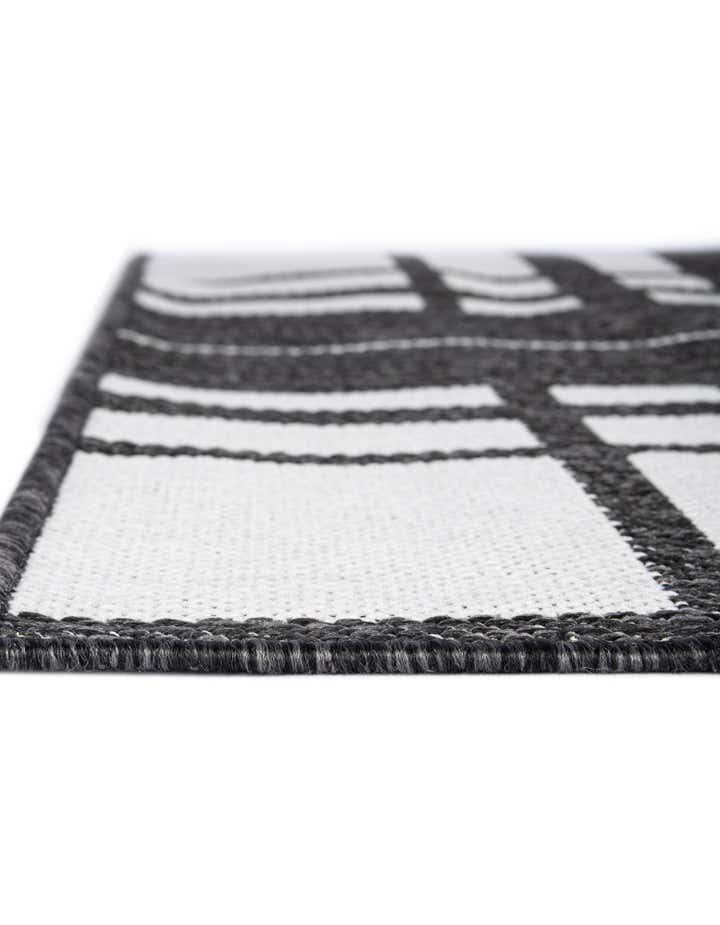 4' x 6' Easy-Clean Checkered Indoor / Outdoor Rug