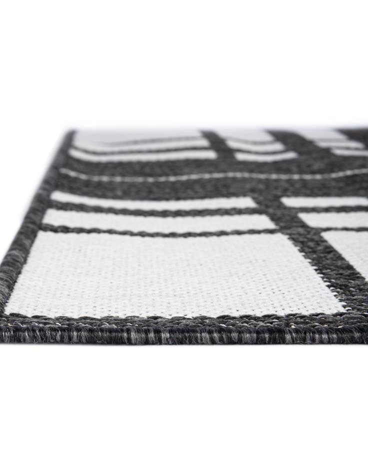 Detail image of 4' x 6' Easy-Clean Checkered Indoor / Outdoor Rug