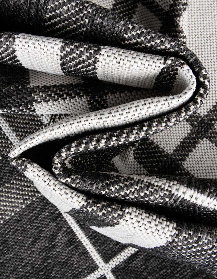 4' x 6' Easy-Clean Checkered Indoor / Outdoor Rug