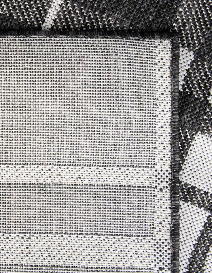 Detail image of 4' x 6' Easy-Clean Checkered Indoor / Outdoor Rug