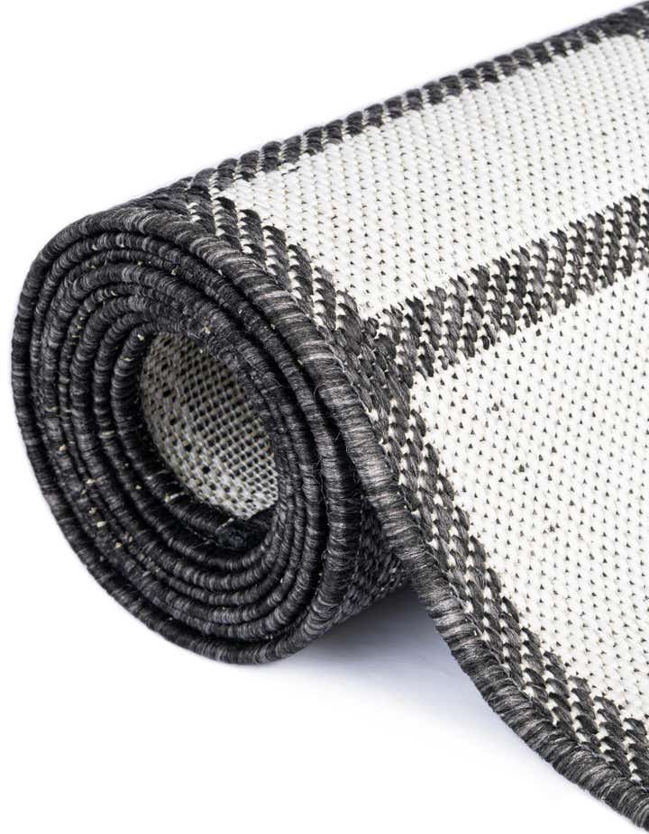 4' x 6' Easy-Clean Checkered Indoor / Outdoor Rug