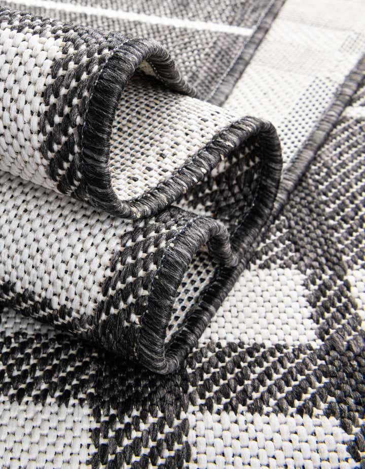 4' x 6' Easy-Clean Checkered Indoor / Outdoor Rug