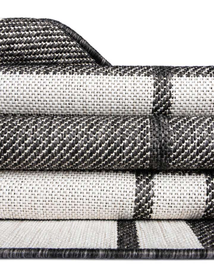 4' x 6' Easy-Clean Checkered Indoor / Outdoor Rug