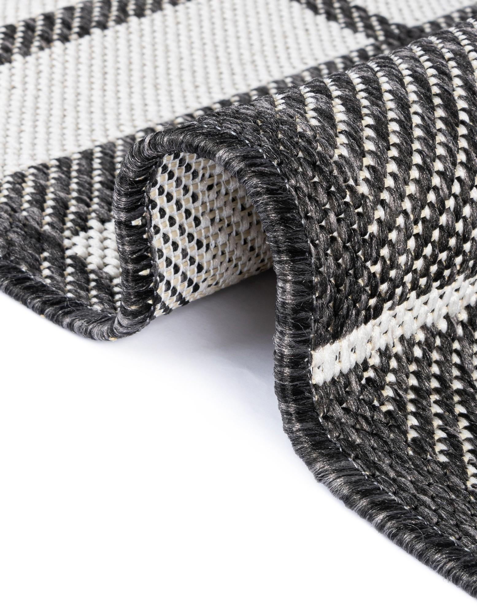 7' 10 x 10' Easy-Clean Checkered Indoor / Outdoor Rug