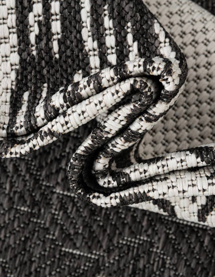 Detail image of 4' x 6' Easy-Clean Coastal Indoor / Outdoor Rug
