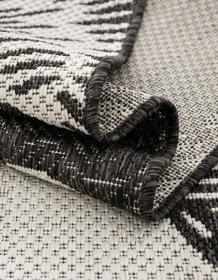 5' 3 x 8' Easy-Clean Coastal Indoor / Outdoor Rug