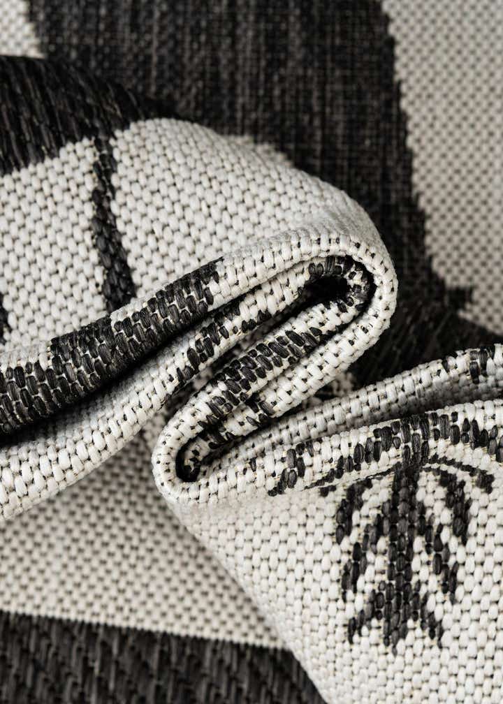 5' 3 x 8' Easy-Clean Holiday Indoor / Outdoor Rug