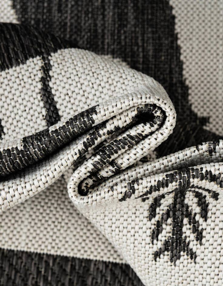 Detail image of 5' 3 x 8' Easy-Clean Holiday Indoor / Outdoor Rug