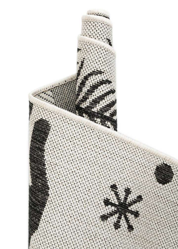 5' 3 x 8' Easy-Clean Holiday Indoor / Outdoor Rug