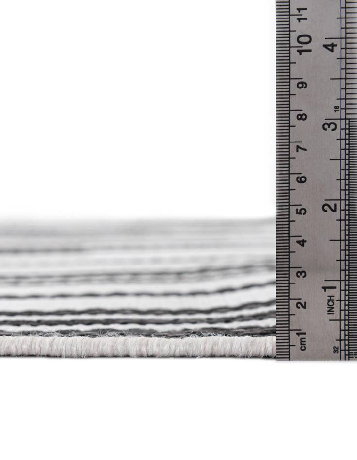 Detail image of 6' x 9' Easy-Clean Modern Indoor / Outdoor Rug