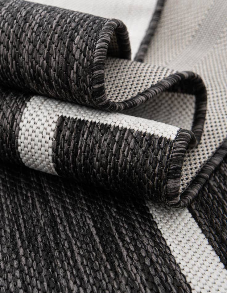 Detail image of 7' x 10'  Washable Modern Indoor / Outdoor Rug