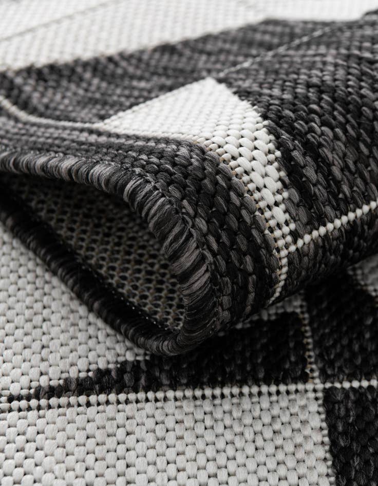 Detail image of 5' 3 x 8' Easy-Clean Modern Indoor / Outdoor Rug