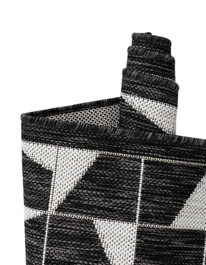 2' x 3' Easy-Clean Modern Indoor / Outdoor Rug